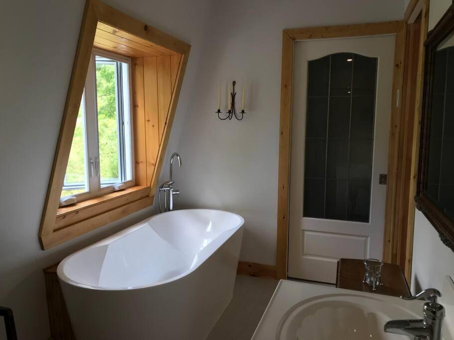 La Verivraie/Truly -Hebergement Touristique/Tourist Accomodation North Hatley Exterior photo